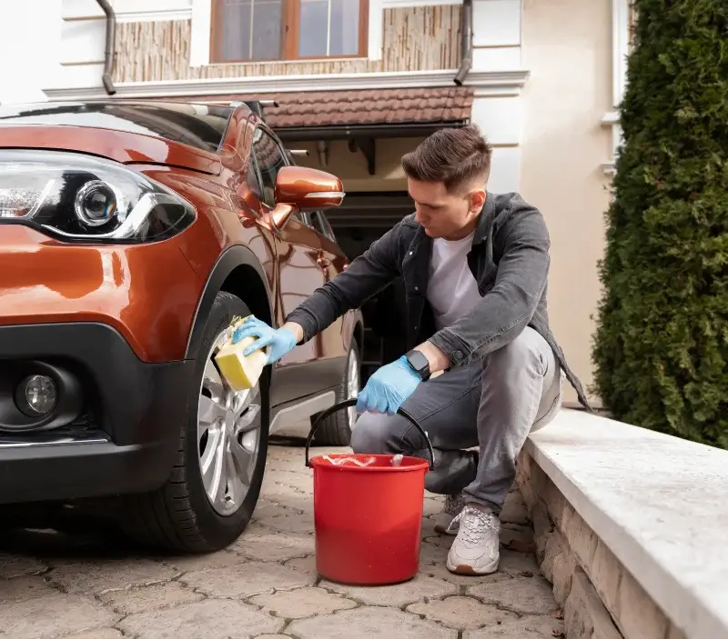 Lavage auto à domicile Castelnau-Rivière-Basse : professionnel intervenant sur un véhicule